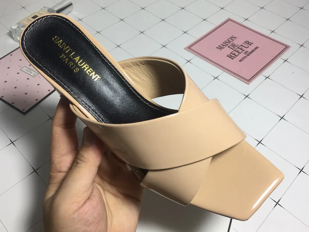 👟👟Ex-factory price 340👟👟 Genuine leather base +40 7CM heel cow patent leather series. 2018 Saint Laurent YSL’s strongest new cross-strap slippers are available in two heel heights. They are 7CM and 9CM respectively. The fabric is made of cowhide. The lining is made of first-layer sheepskin. Size: 34-41 (size 42 can be customized). It is very stable when walking and does not lose its heel.